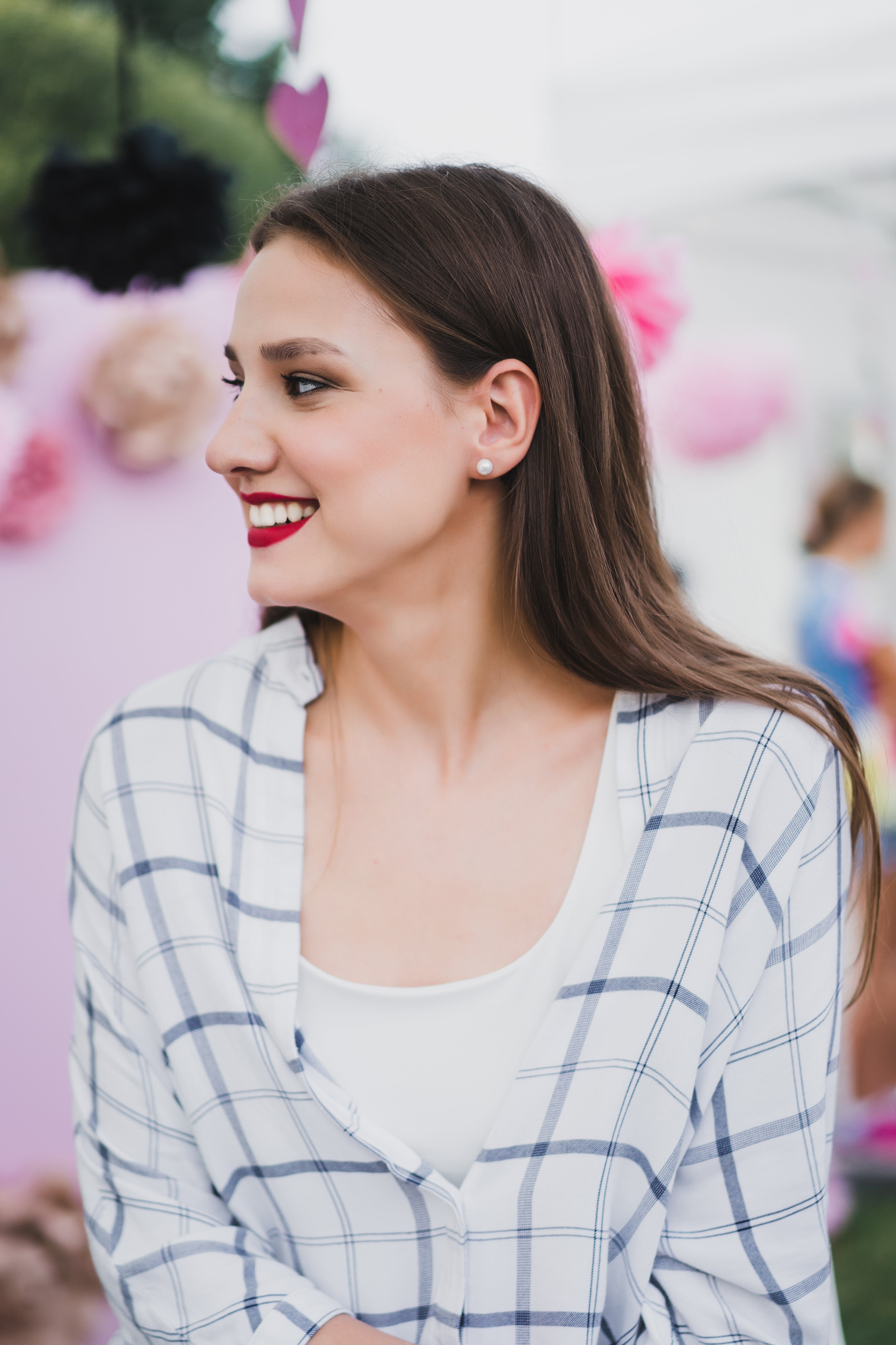 files/master-class-make-up-girl-makes-make-up-her-friend.jpg